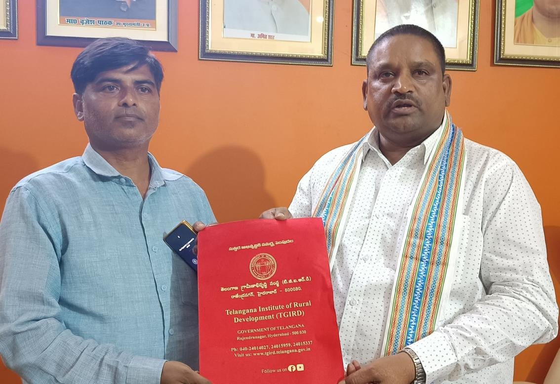The MLA honored the Pradhan who returned from Telangana