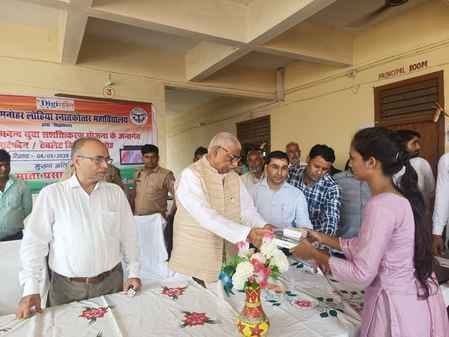 Siddharthnagar News: Tablets were given to 611 students of the college