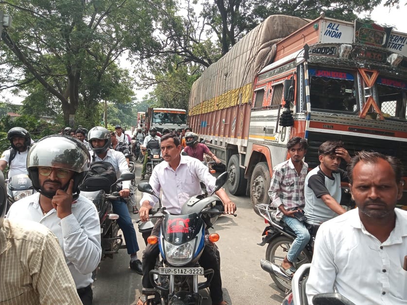 Traffic was disrupted for eight hours due to vehicle overturning on Dumariyaganj road