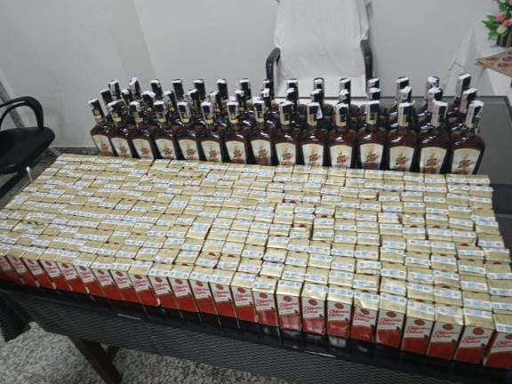 Ballia 570 cases of English liquor and beer seized from truck carrying liquor to Bihar hidden in potato sack