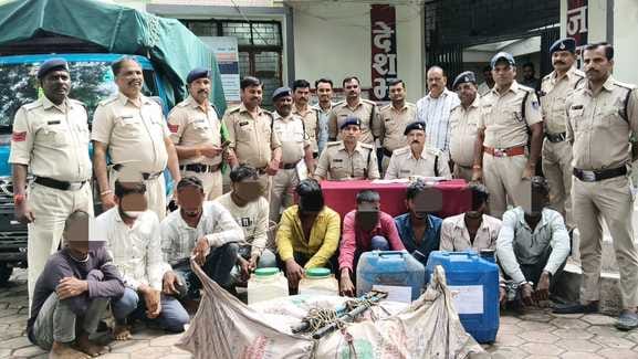 Such a gang was arrested who used to steal the wires by cutting the electricity line, know what is the matter