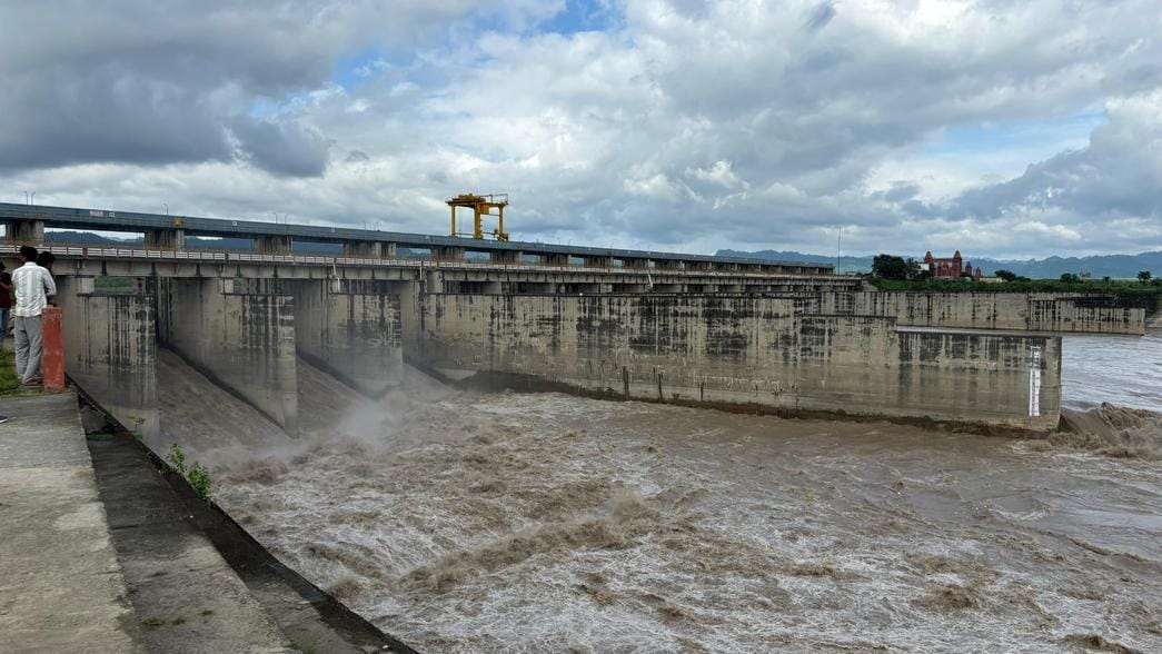 Drizzle in the catchment, flow reduced at the barrage