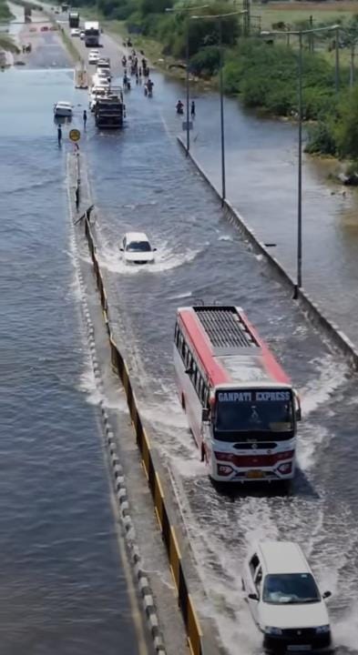 Water is not receding on Hisar-Chandigarh highway, vehicles are getting damaged
