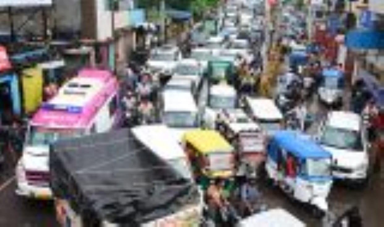 More than 11 ambulances were stuck from Hallet metro station to Gol Chauraha