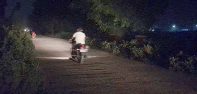 Darkness on station road, safety of passengers in danger