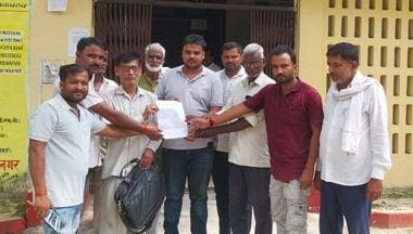 Siddharthnagar News : A roar was raised against the chaos in the distribution of fertilizers and seeds