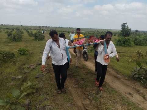 खराब सड़क के कारण ग्रामीणों को शव खटिया पर डालकर कंधे पर उठाकर दो किलोमीटर ले जाना पड़ा।
