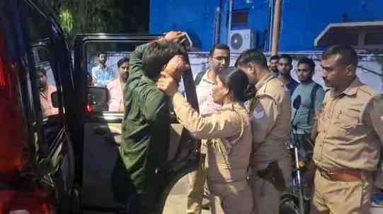 The inspector beat up the pump owner for not giving petrol without helmet