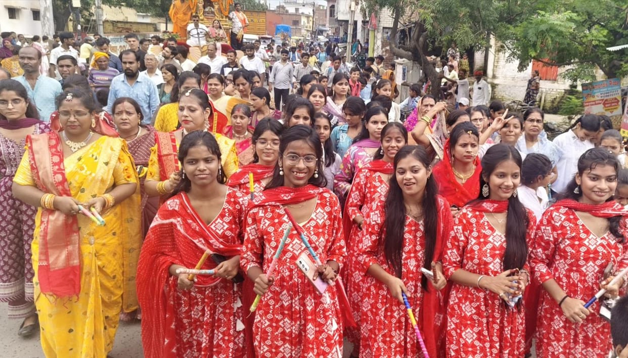 Shreeji's procession was taken out, cheers were raised