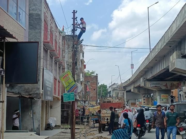 Workers repairing power fault on Mukhalispur Road