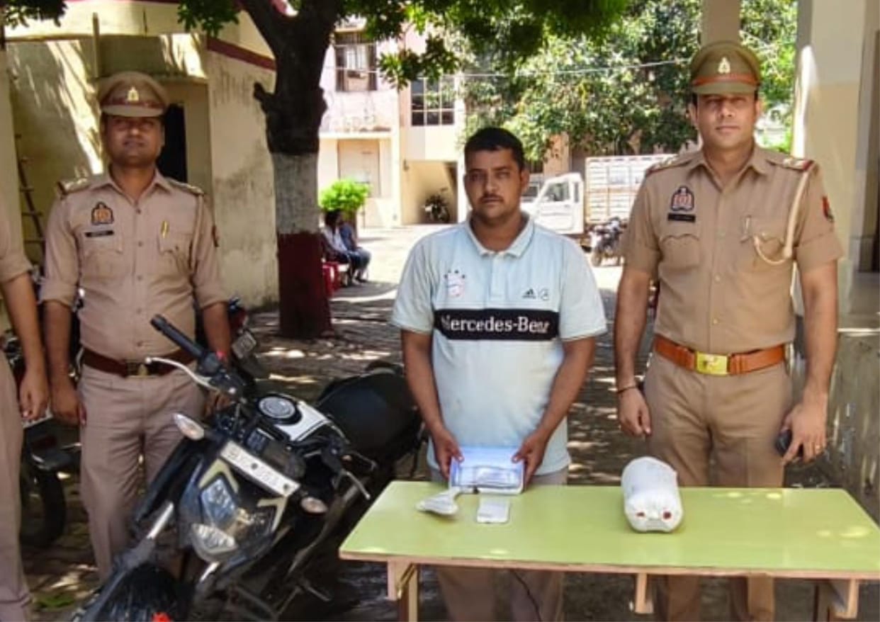 The person who broke the glass of the car and stole jewellery and cash was caught, his partner is missing