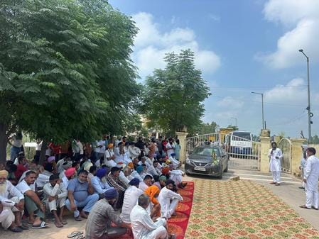 Farmers gheraoed the Naggal police station, after six hours the police had to compromise