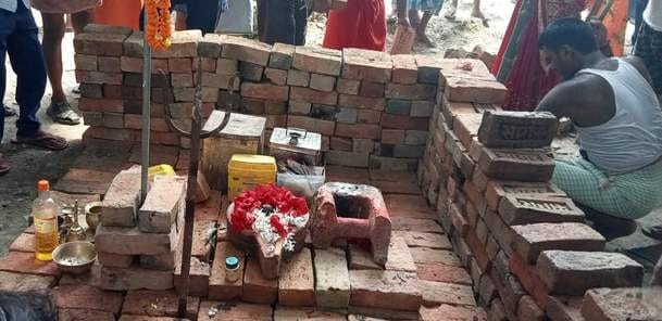 Shivling was installed amidst cheers on the marked land in Dhapri