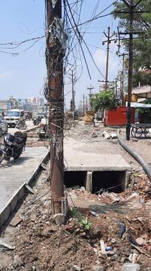 Electric poles became breakers in the construction of six lanes, will be removed soon