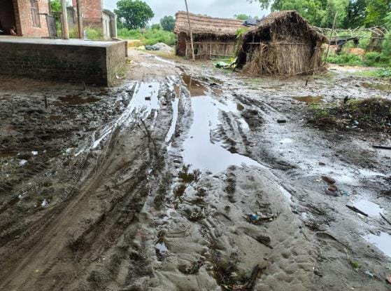 Mud on the main road, children are facing difficulty in going to school