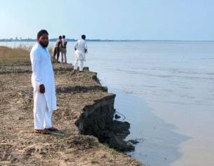 Erosion intensifies, one house submerged in Saryu, five on the verge of drowning