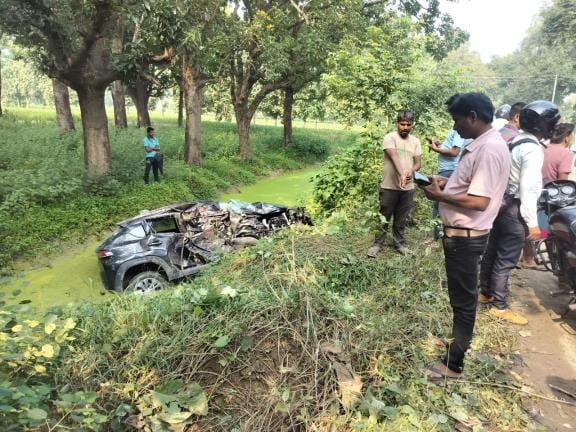 Gorakhpur News: High speed car collides with tree, young man dies, another seriously injured