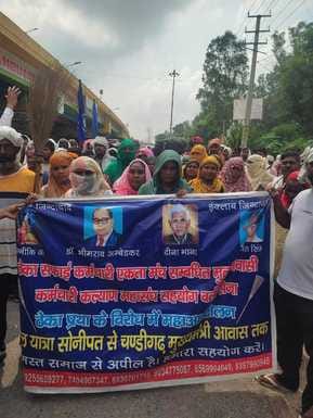 Police stopped people walking from Sonipat to Chandigarh near Jandali bridge