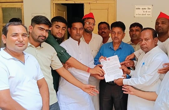 A memorandum was given to the SDM in the name of the CM to help the flood victims