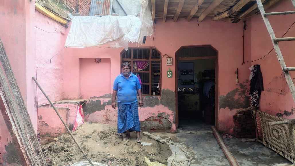 The roof of a kutcha house collapsed, family members narrowly escaped