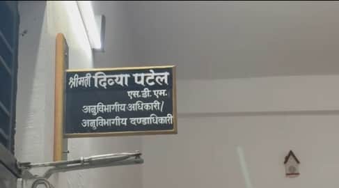 Farmers' anger over fertilizer crisis, uproar and vandalism at Maihar SDM office