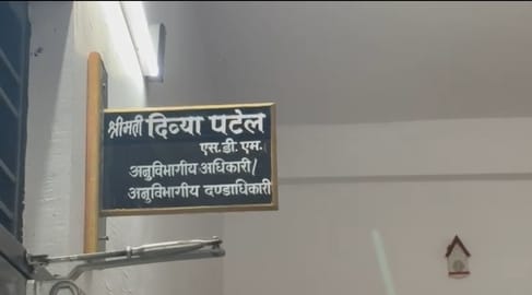 Farmers' anger over fertilizer crisis, uproar and vandalism at Maihar SDM office