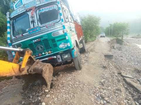 Truck stuck on Shukkarkhad-Bari road, traffic disrupted for two hours, people troubled