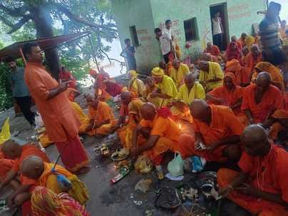 Pinddaan was performed amidst chaos at Ramgaya Ghat