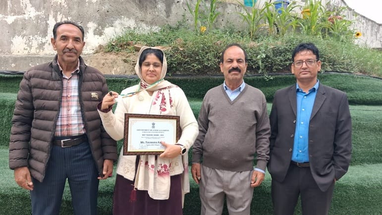 Lt Governor gave National Teacher Award to Tasneema Kaiser