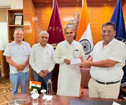 The sarpanchs of Chuchakwas and Beer Chuchakwas villages handed over cheques to support flood victims in Punjab.