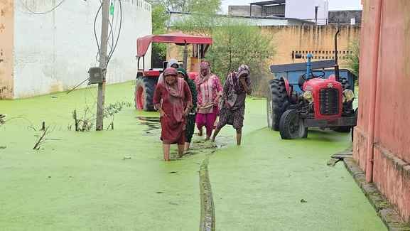 One to one and a half feet of water has accumulated in Dev Nagar colony, and cracks have appeared in the houses.
