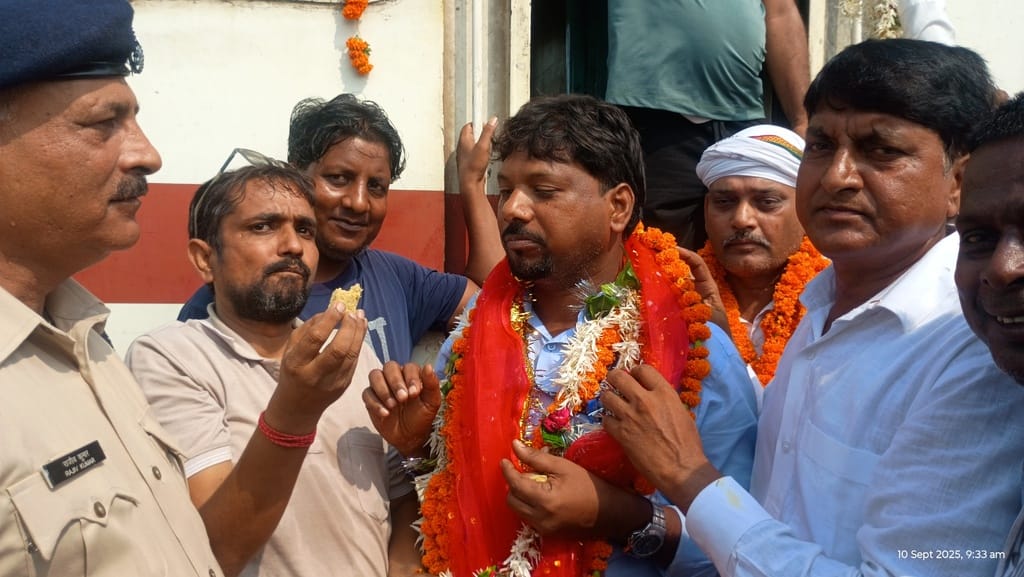 Farakka Express stopped at Bhadoora railway station, people are happy