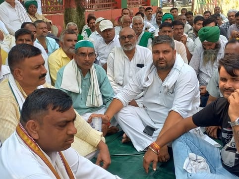 Farmers tied a dog to the DFO office and staged a sit-in outside