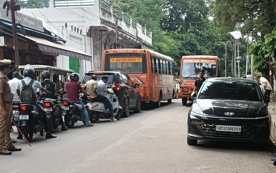 The way to reach the government hospital is not easy, traffic jam is a test