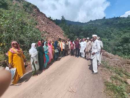 The former minister inquired about the condition of the affected people in Billawar assembly constituency