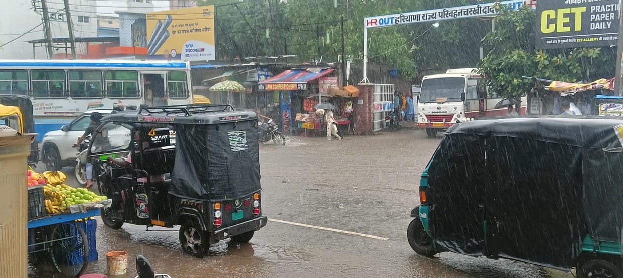 After the morning humidity, the weather changed in the evening, with 10 mm of rain falling in 30 minutes, causing waterlogging in the streets.