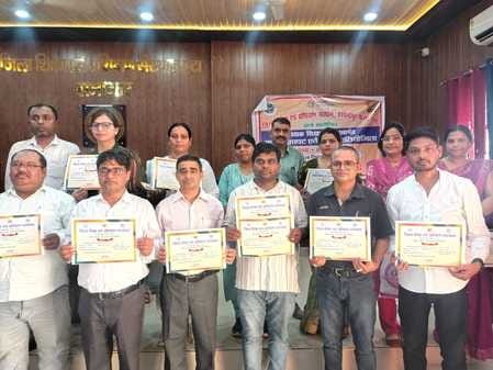 Suman of Etah and Jyoti Yadav of Kasganj stood first in language subject