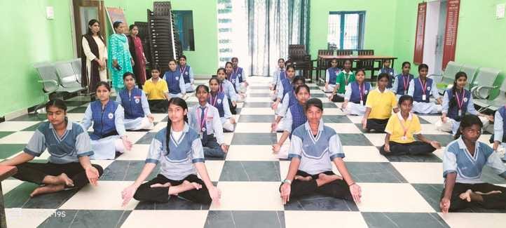 Vidhi and Vanshika first in yoga competition