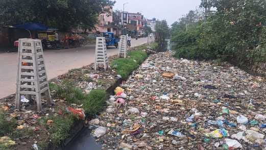 A woman jumped into the drain with her daughter due to domestic discord