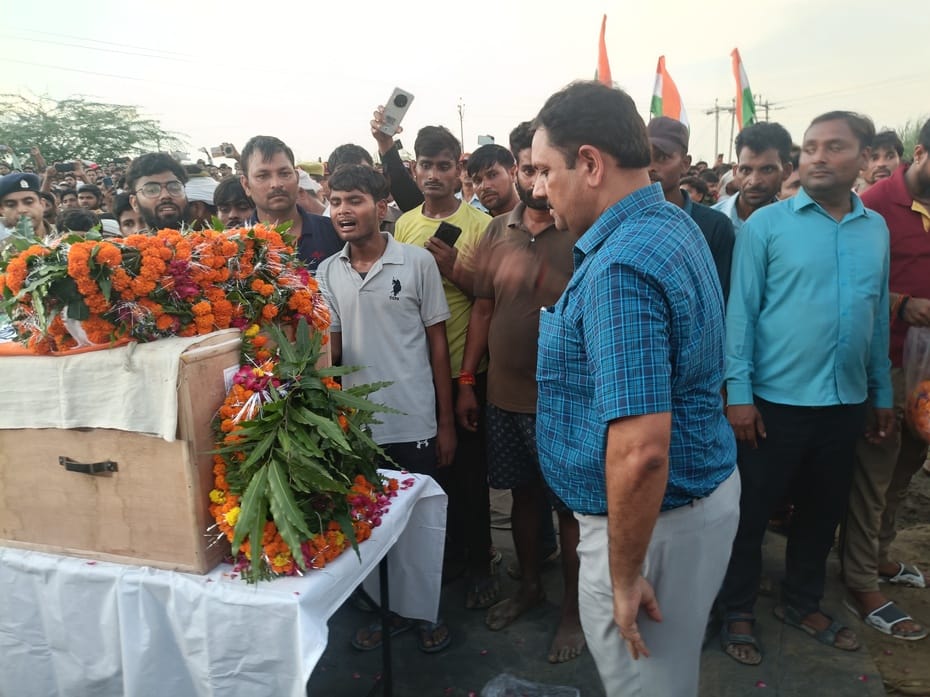 Dead body of the soldier reached home, crowd gathered