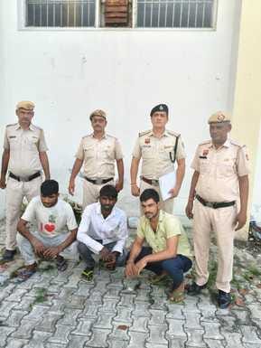Three youths arrested for robbing a delivery boy
