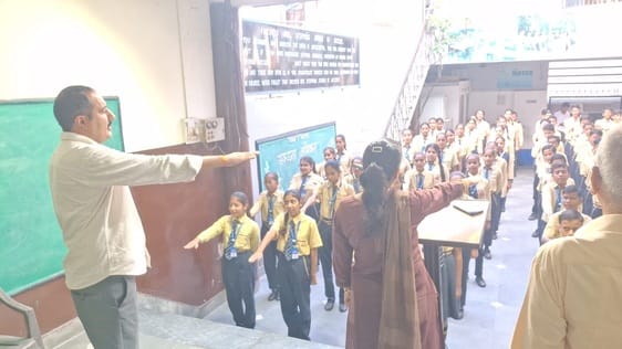 Students and teachers took an oath to cooperate in cleaning