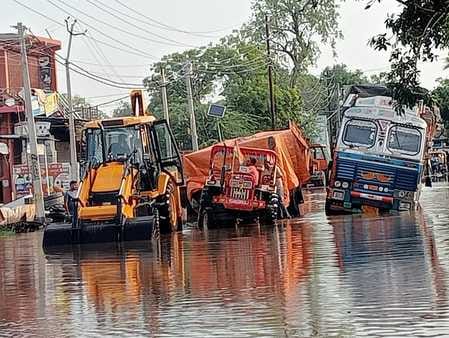 Trucks and tractors stuck due to bad roads and waterlogging, traffic jam for hours