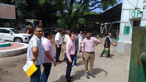 The rejuvenation team reached the civil hospital and emphasized on cleanliness