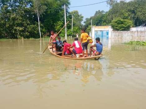 Ganga-Ramganga water level decreased, flood threat still in villages