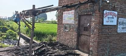 The roof of the liquor shop was set on fire for not giving liquor on credit