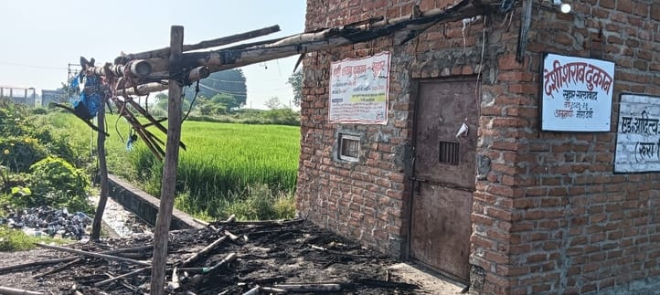 The roof of the liquor shop was set on fire for not giving liquor on credit
