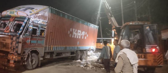 Truck stuck in a pit on Meerut Road, traffic jam
