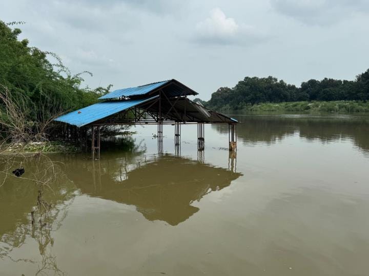 Gomti's water level is 100 cm away from the danger mark, cremation grounds submerged