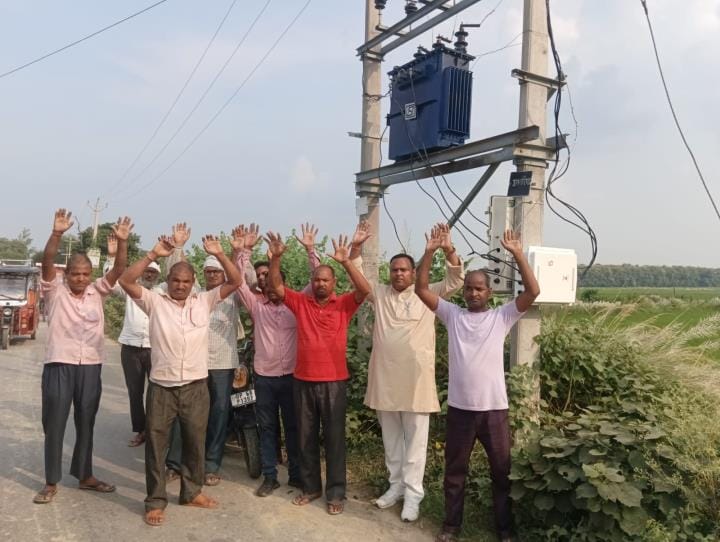 Villagers facing the problem of low voltage staged a protest